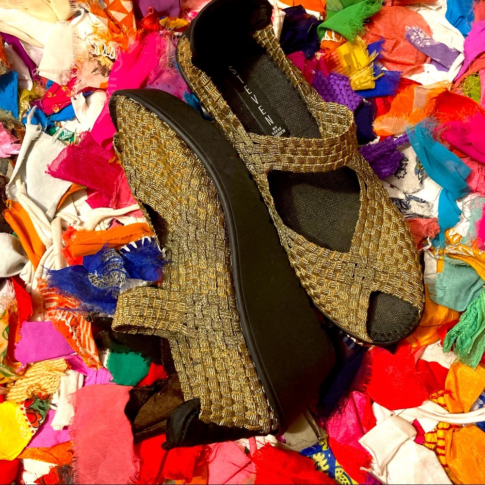 Most Comfortable Mary Jane’s Peep-toe Metallic